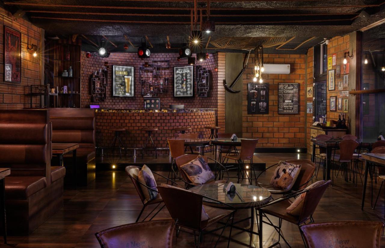 Hotel The Panoramic Getaway Munnar Exterior foto The interior of the bar