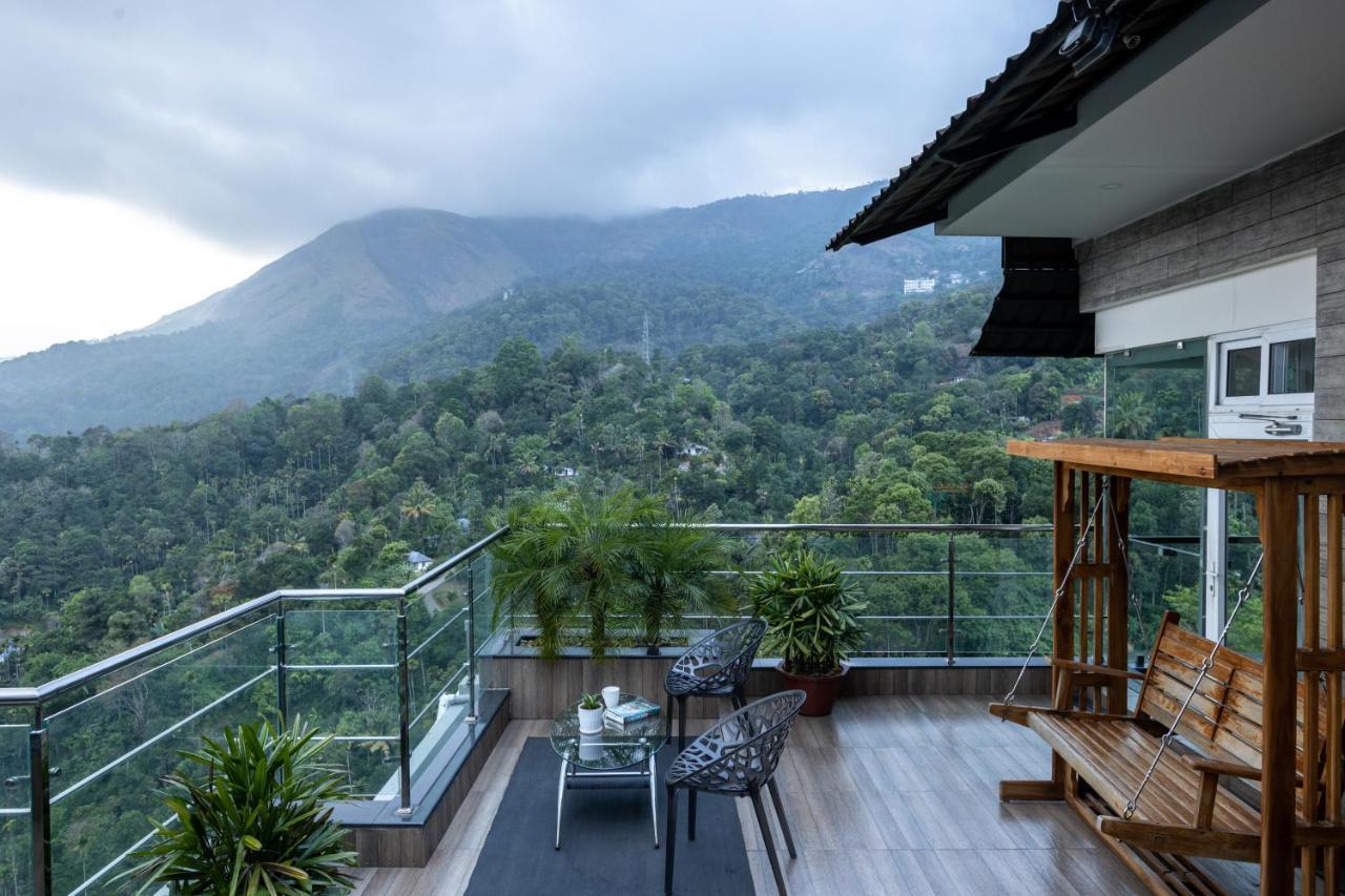 Hotel The Panoramic Getaway Munnar Exterior foto View of the mountain from the balcony of a house in the village