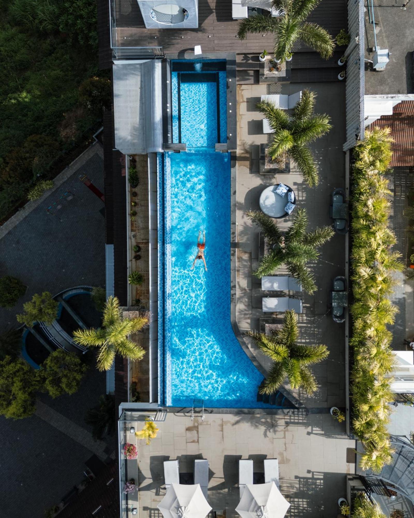 Hotel The Panoramic Getaway Munnar Exterior foto Aerial view of the pool