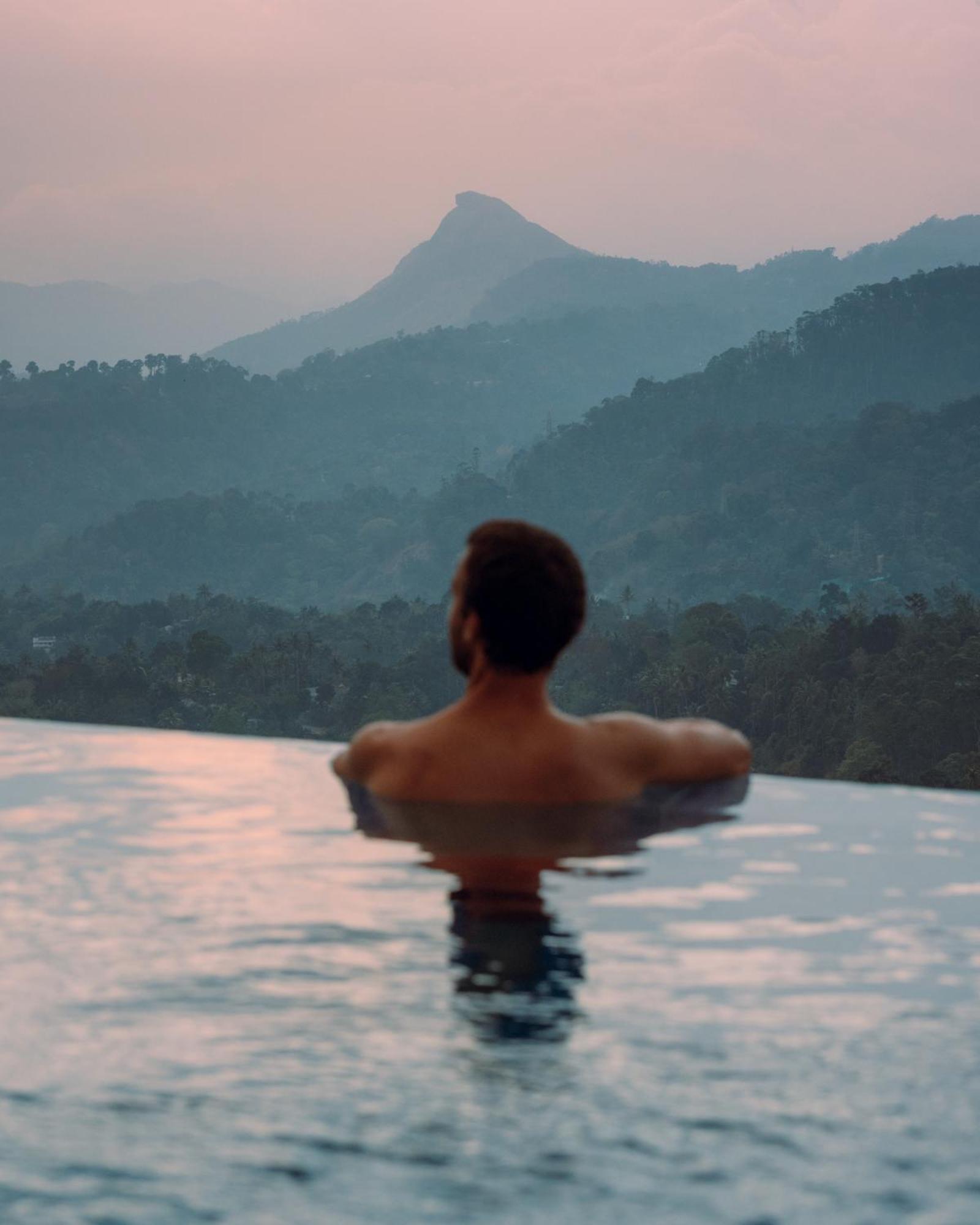 Hotel The Panoramic Getaway Munnar Exterior foto A man in a swimming pool