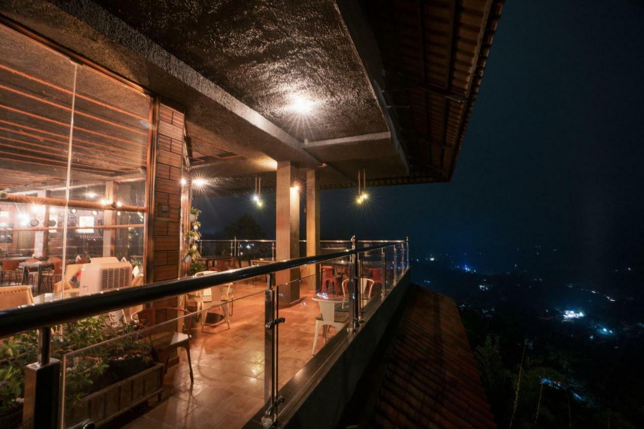 Hotel The Panoramic Getaway Munnar Exterior foto The restaurant at the top of the tower